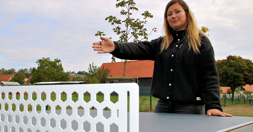 „Auf allen Spielplätzen der Gemeinde Westheide kann jetzt Tischtennis gespielt werden", so Bürgermeisterin Romy Staufenbiel an der Neuanschaffung auf dem Spielplatz in Born..