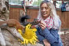 Jana Richter bei ihren Eichhörnchen, die nur allzu gern Leckerlis in Form von Nüssen oder auch Sonnenblumenkerne knabbern. 