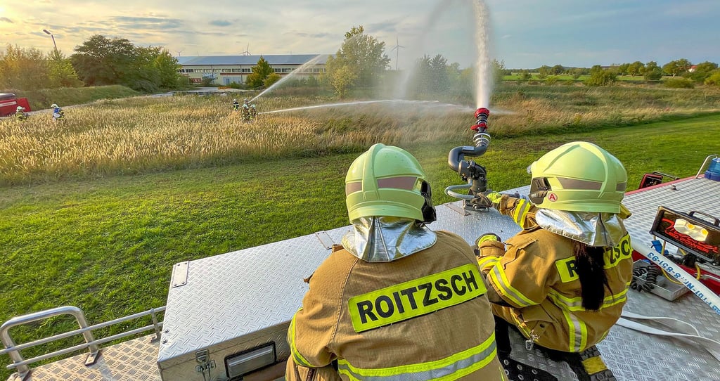 Nach dem Befehl „Wasser Marsch“ wird der imaginäre Großbrand gezielt gelöscht - hier durch die Kameraden der Feuerwehr aus Roitzsch.