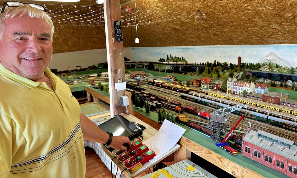 Klaus Werner aus Schönhausen hat eine Ausstellung zu den Hobbys der Schönhauser organisiert. Er wird dabei auch seine private Modellbahnanlage im einstigen Firmengebäude präsentieren.