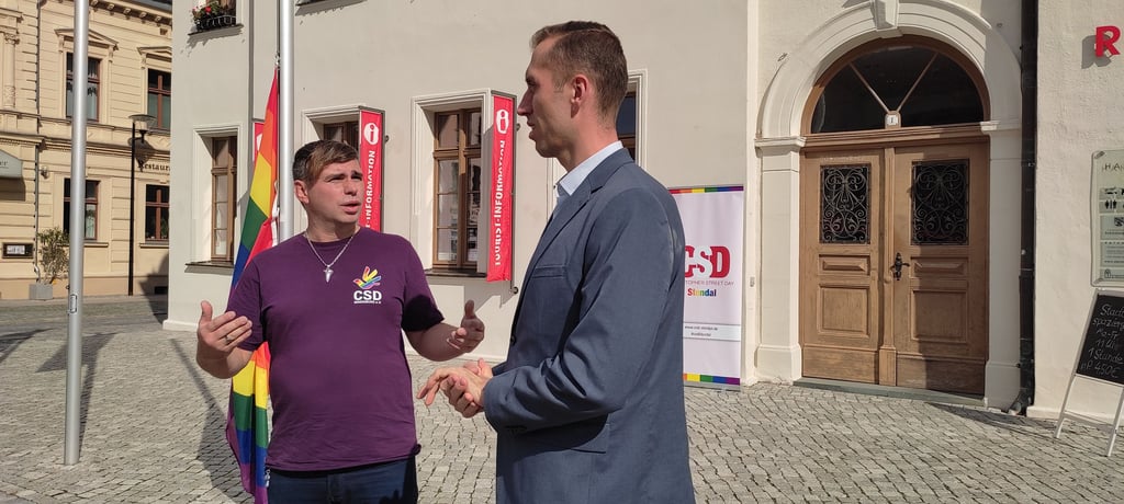 Falco Jentsch (links) vom CSD Magdeburg e.V. im Gespräch mit Oberbürgermeister Bastian Sieler