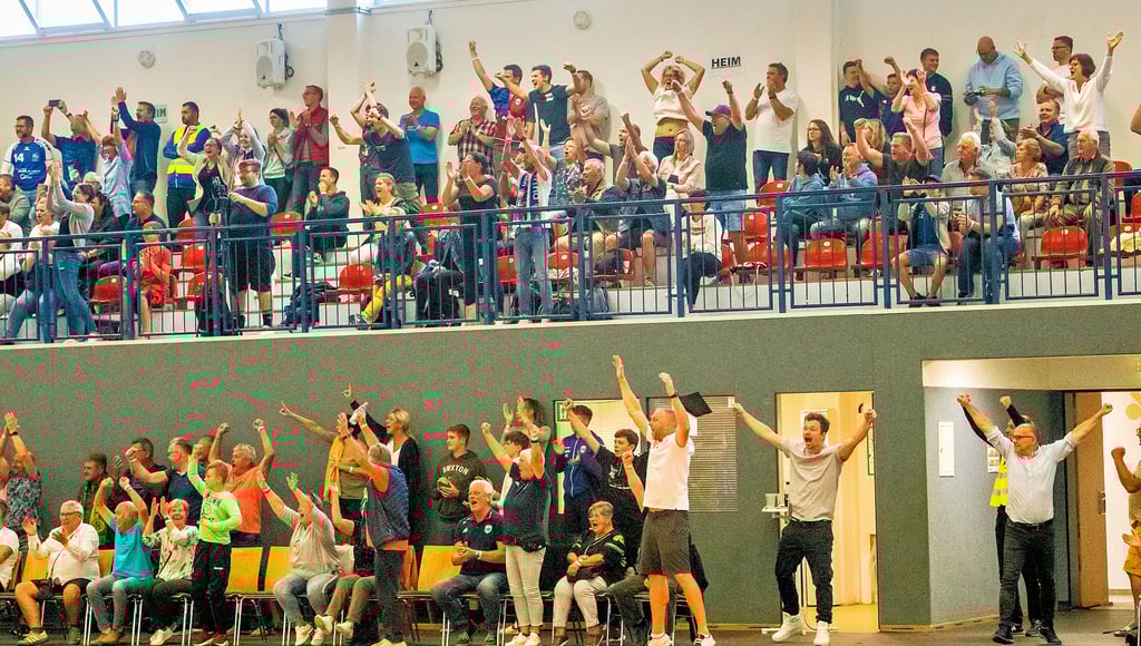 Zweimal Grund zum Jubeln hatten die Fans des HC Burgenland - hier allerdings zum Oberliga-Saisonauftakt gegen Bad Blankenburg m „Euroville“ - am Wochenende in Plotha. Die beiden höherklassigen Männerteams siegten deutlich; die Partie der Frauen fiel allerdings coronabedingt aus.
