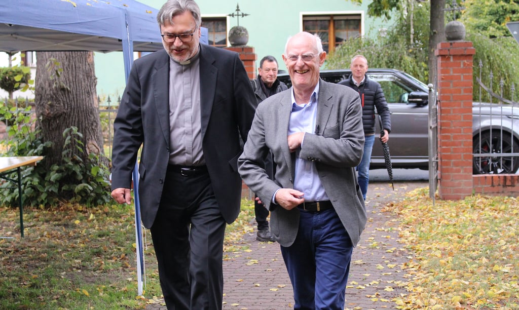Kirchenpräsident Joachim Liebig empfängt Sir Anthony Cragg.