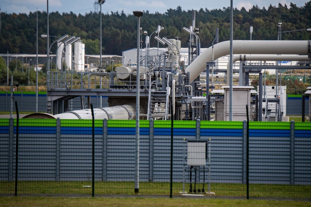 Rohrsysteme und Absperrvorrichtungen in der Gasempfangsstation der Ostseepipeline Nord Stream 2 in Lubmin.