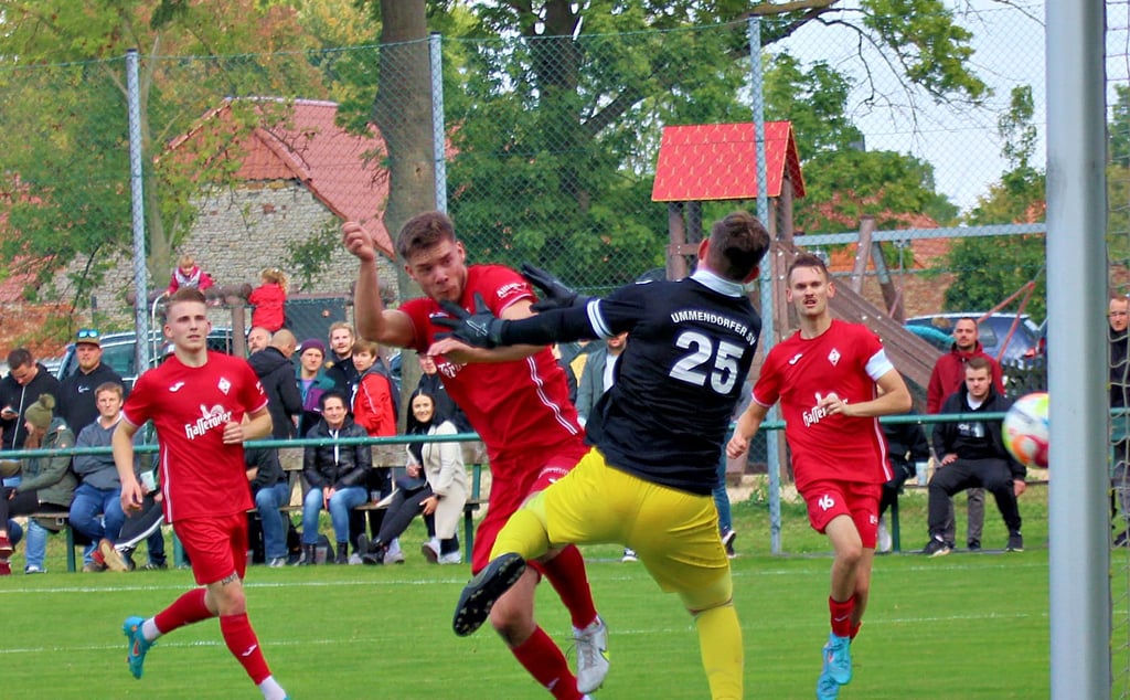 Moritz Singbeil macht in dieser Szene das 4:0 für Einheit. Mit dem Ergebnis ging es auch in die Pause. In Halbzeit zwei schraubte Einheit das Resultat auf 7:0 hoch.