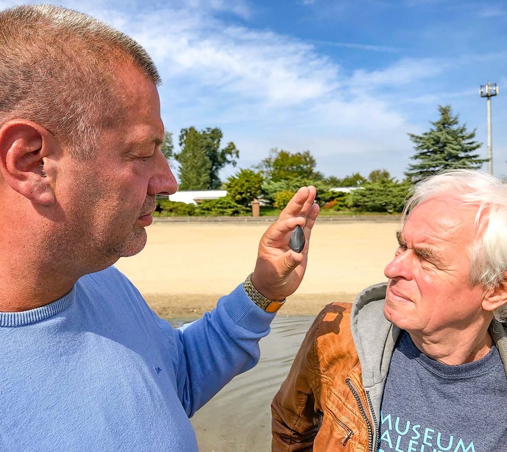 Lutz Büttner (l.) und Hans-Peter Hinze betrachten die Spitze.