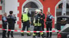 Explosion am Marktplatz von Halle: : Polizei und Feuerwehr vor dem Marktschlösschen in Halle, in dem sich am Dienstagabend eine schwere Explosion ereignet hat.