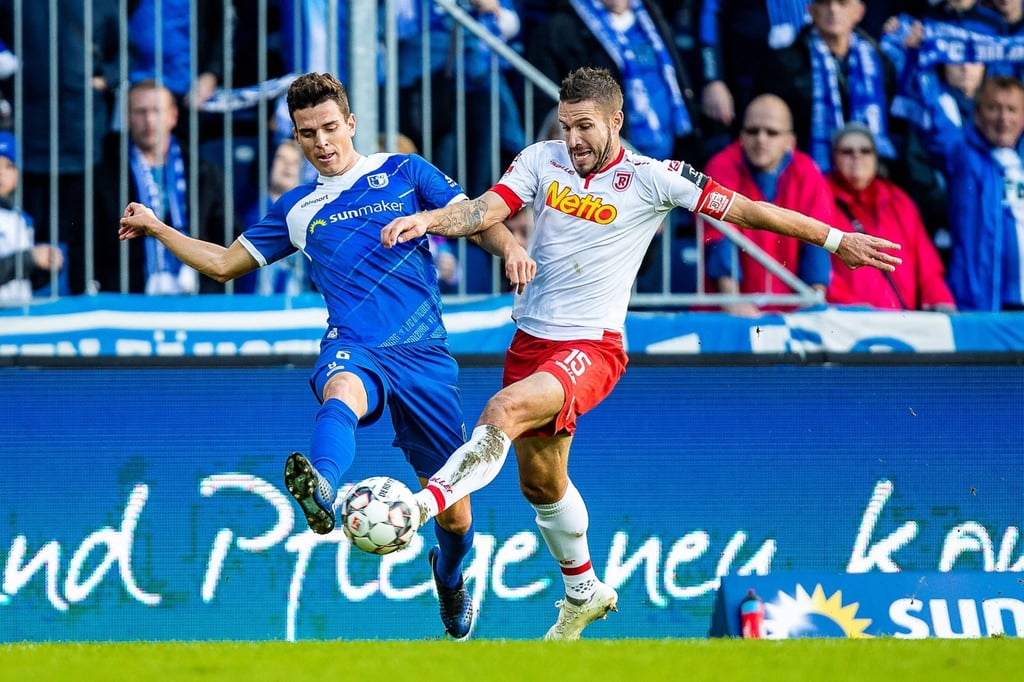 Das letzte Aufeinandertreffen vom 1. FC Magdeburg und dem SSV Jahn Regensburg am 11. November 2018. Damals noch mit dem späteren FCM-Kapitän Tobias Müller (l.).