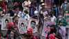 Angehörige, Klassenkameraden und Unterstützer der 43 vermissten Ayotzinapa-Studenten demonstrieren am Jahrestag ihres Verschwindens im Jahr 2014.