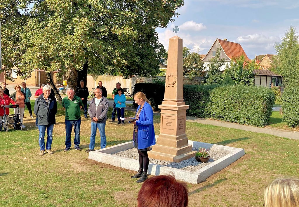 Bei der Einweihung des Denkmals sprach auch Pfarrerin Kathrin Käss zu den Anwesenden.