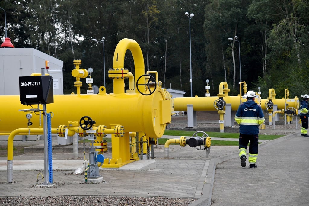 Arbeiter stehen vor der Gasverdichterstation „Goleniow“ vor der feierlichen Eröffnung der Baltic-Pipe-Gasleitung bei Budno.