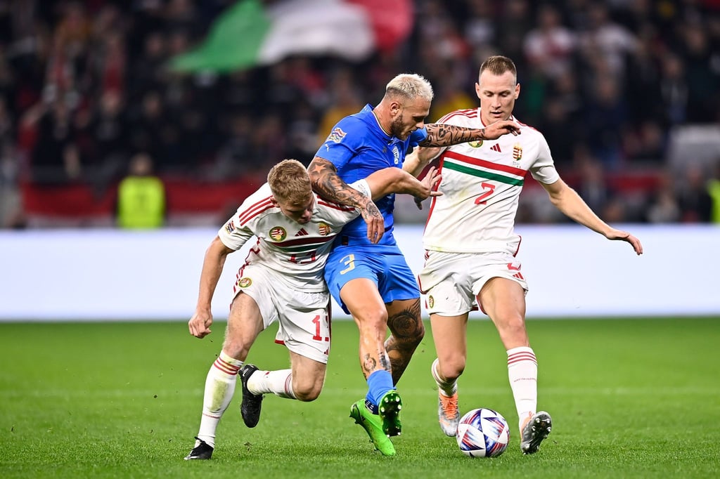 Der Italiener Federico Dimarco (M) wird von den Ungarn Andra Schafer (l) und und Adam Lang in die Zange genommen.
