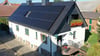 Die Familie Eggert in Karith bei Gommern hat ganz auf Sonnenstrom und Erdwärme umgestellt. Eine Dachhälfte ist voll bepackt mit Solarzellen.