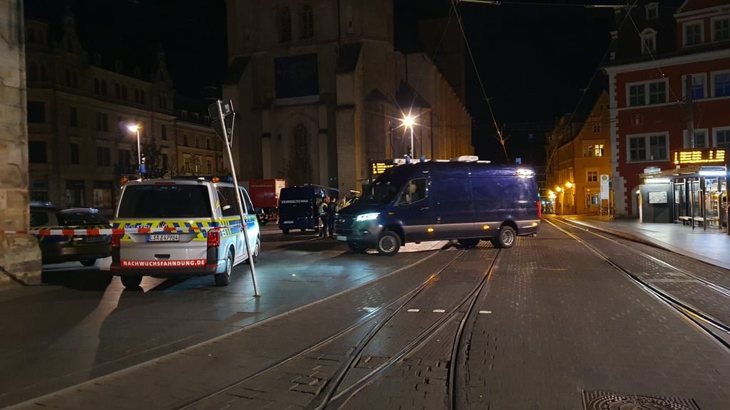 Nach der Explosion am Marktplatz von Halle: Eine Spezialeinheit aus Magdeburg kam bei der Ursachenermittlung zum Einsatz.