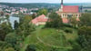 Der Weinberg vom Verein Kloster-Winzer e.V. auf dem Scheibenberg am Kloster Neuzelle (Luftaufnahme mit einer Drohne) ist das einzige Brandenburger Weinbaugebiet innerhalb einer ehemaligen Klosteranlage.