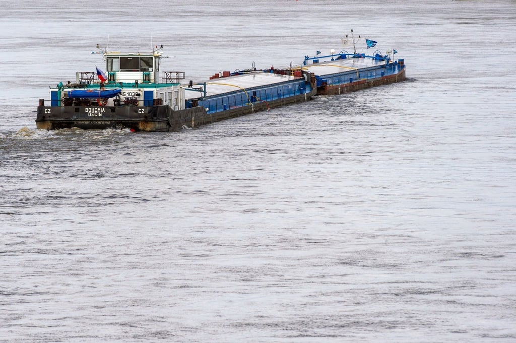 Ein Frachtschiff fährt die Elbe stromabwärts.