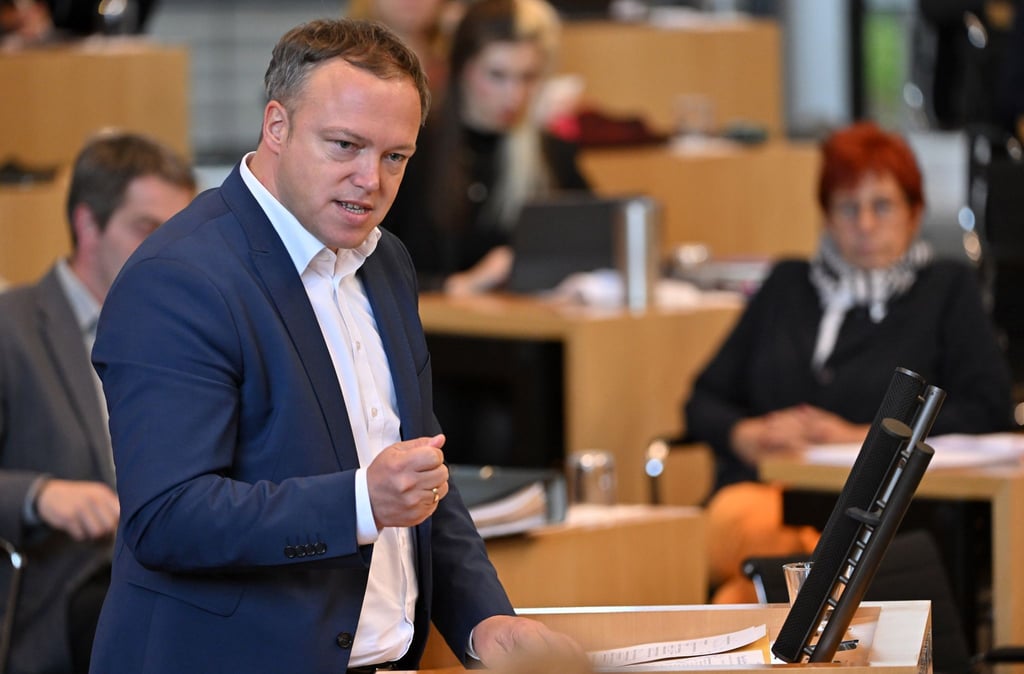 Mario Voigt (CDU), Fraktionschef, spricht im Plenarsaal des Thüringer Landtags.