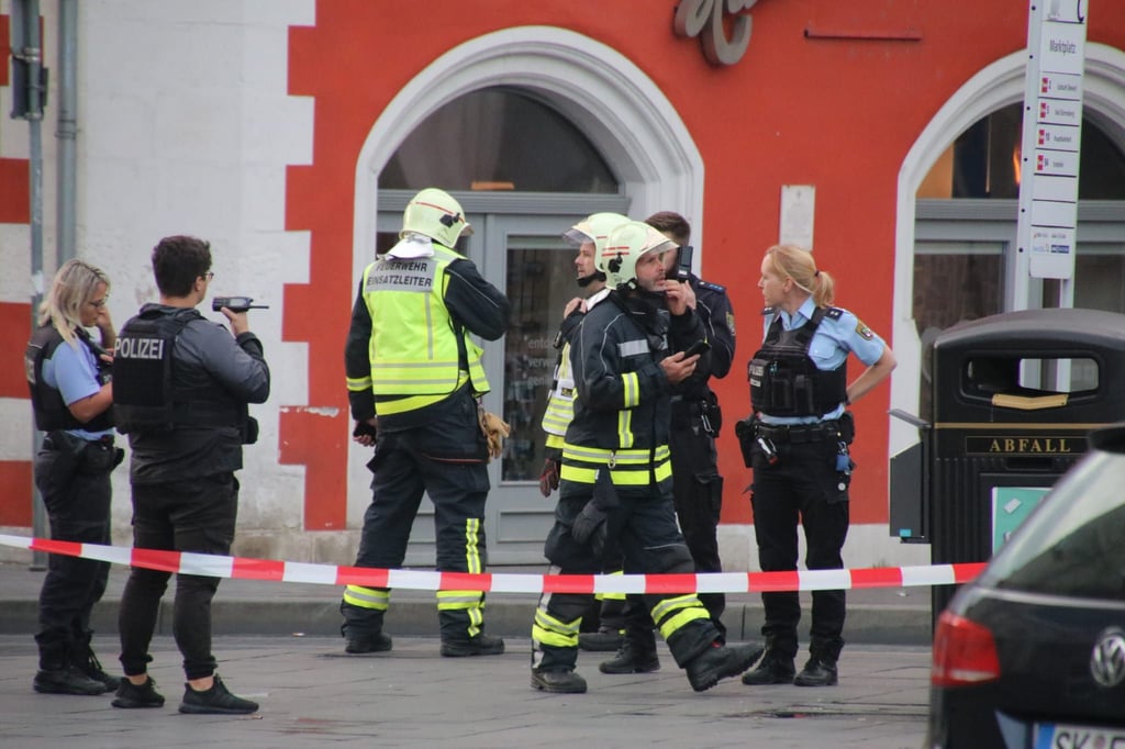 Explosion am Maktplatz in Halle: Kurz vor 18 Uhr gab es im Bereich der öffentlichen Toiletten im Marktschlösschen eine Explosion.