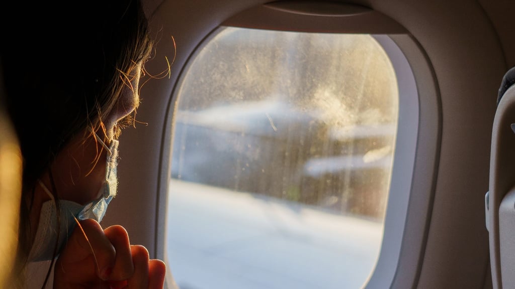 Ab Oktober fällt die Maskenpflicht in Flugzeugen weg. In Fernzügen ist das Tragen einer Maske jedoch weiterhin vorgeschrieben.