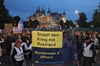 Vor dem Schweriner Schloss treffen sich Teilnehmer einer Demonstration, die gegen die Energiepolitik protestieren.