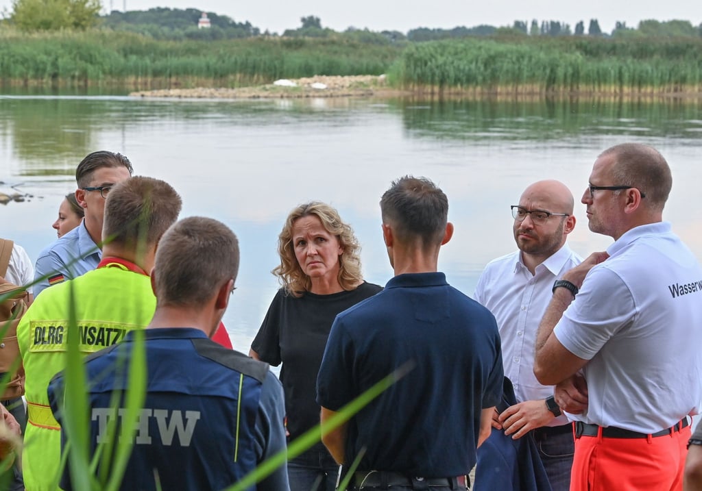 Bundesumweltministerin Steffi Lemke (M, Grüne) spricht mit Einsatzkräften über die Umweltkatastrophe am deutsch-polnischen Grenzfluss Oder.