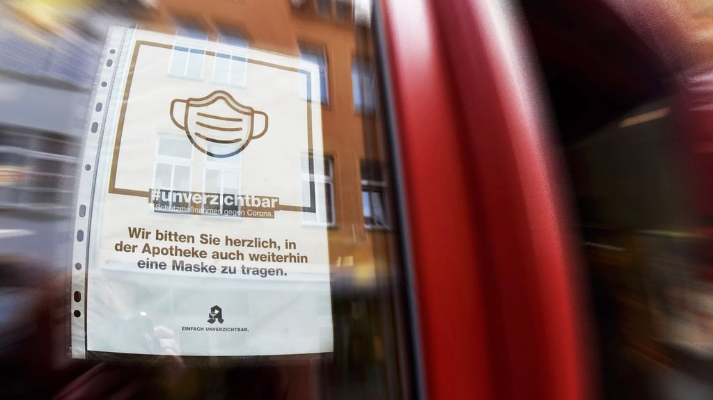 Noch freiwillig: Derzeit wird in den Apotheken um Maske gebeten. Ab dem 1. Oktober wird es in anderen Einrichtungen allerdings zur Pflicht. Dazu gehören Arztpraxen und andere medizinische Einrichtungen.
