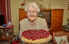 Marianne Märker versorgt sich auch mit 104 Jahren noch weitgehend selbst. Für ihre Geburtstagsgäste backte die älteste Einwohnerin Bernburgs den Kuchen selbst.