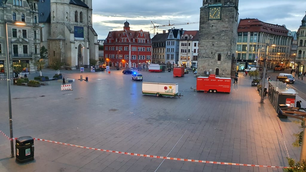 Die Polizei hatte den Bereich um das Gebäude weiträumig abgesperrt. Auch Anwohner mussten ihre Wohnungen verlassen, Geschäfte wurden geräumt.