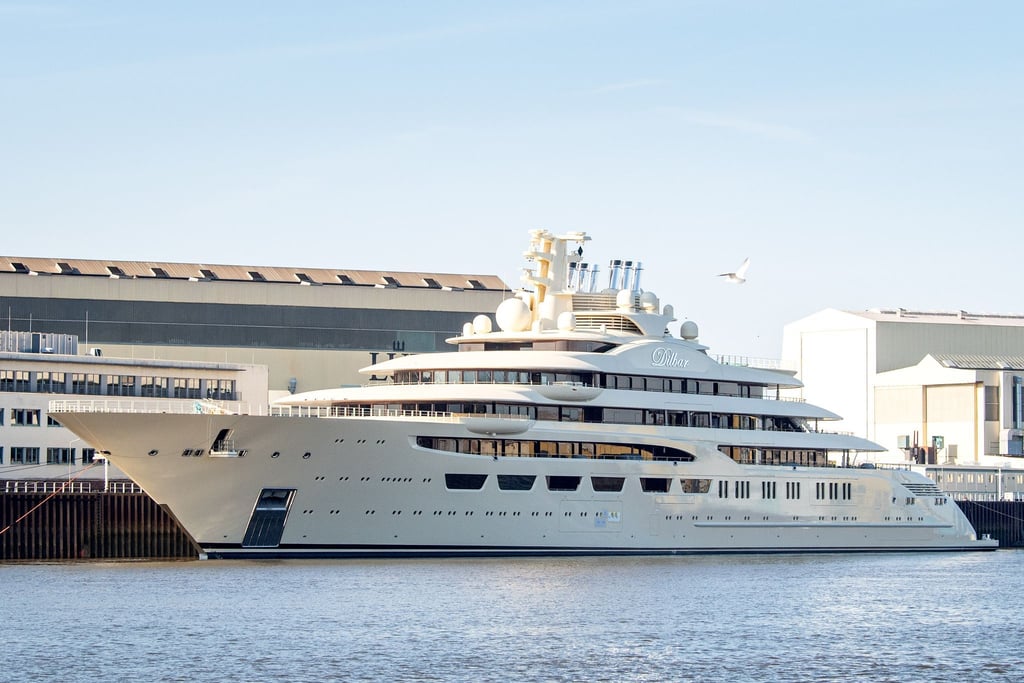Die Luxusjacht „Dilbar“ liegt an der Lürssen-Werft in Lemwerder gegenüber vom Bremer Stadtteil Vegesack.