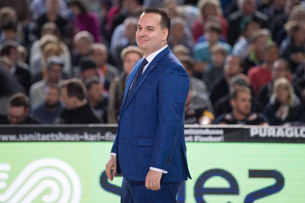 Der MBC-Geschäftsführer Martin Geissler steht vor einem Spiel in der Arena.