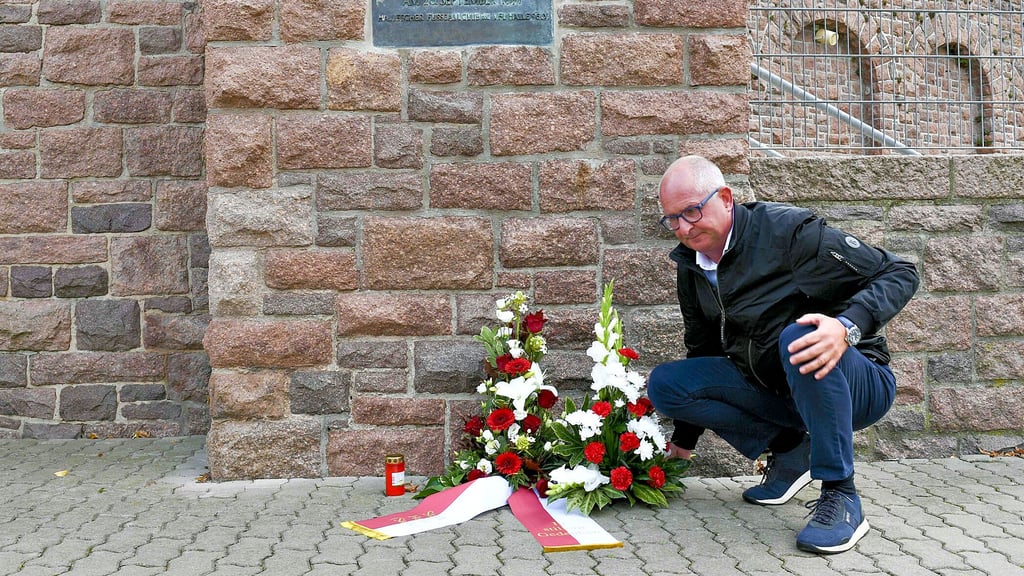 HFC-Präsident Jens Rauschenbach gedenkt der Opfer des tragischen Fallschirmunglücks am Stadion.