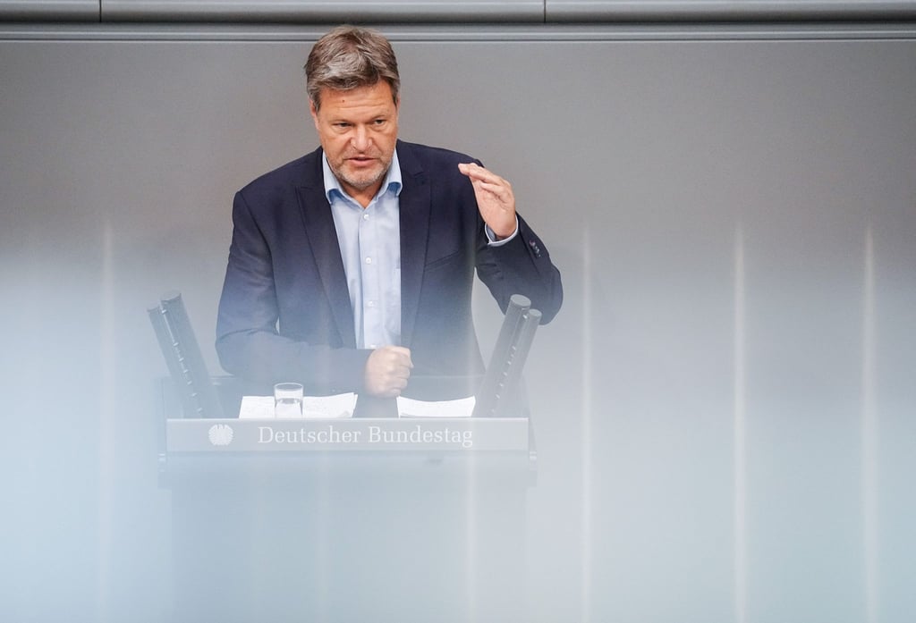 Wirtschaftsminister Robert Habeck (Grüne) spricht während einer Sitzung des Deutschen Bundestags.