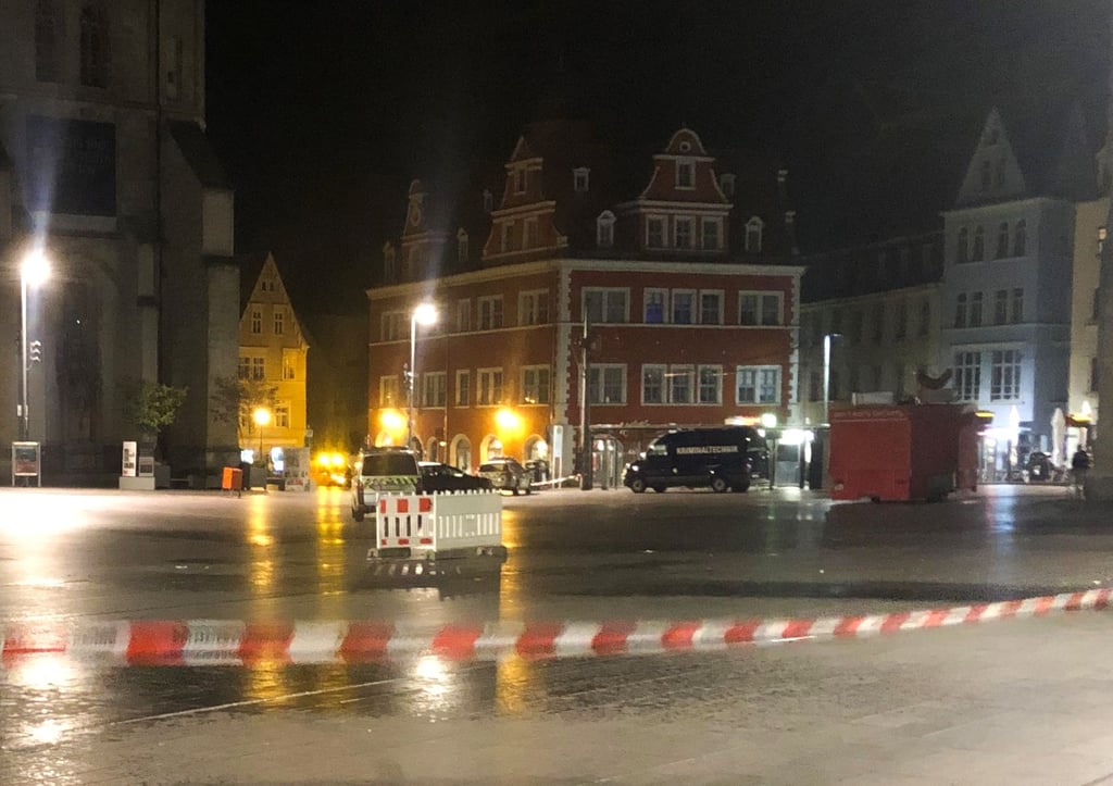 Im Stadtzentrum von Halle hat es am Dienstagabend eine Explosion mit zwei schwer verletzten Jugendlichen gegeben.