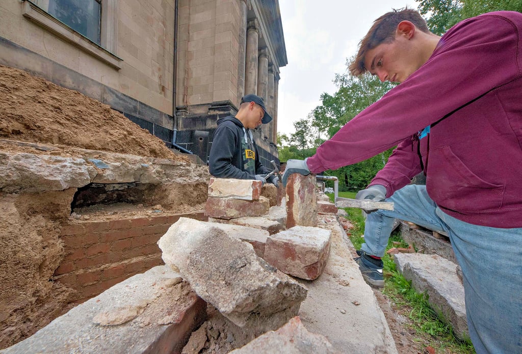 Es gibt noch jede Menge Arbeit am Mausoleum. Die Jugendlichen der Bauhütte - im Foto Thilo Förster und Karl Richter (l.) - packen kräftig mit an.