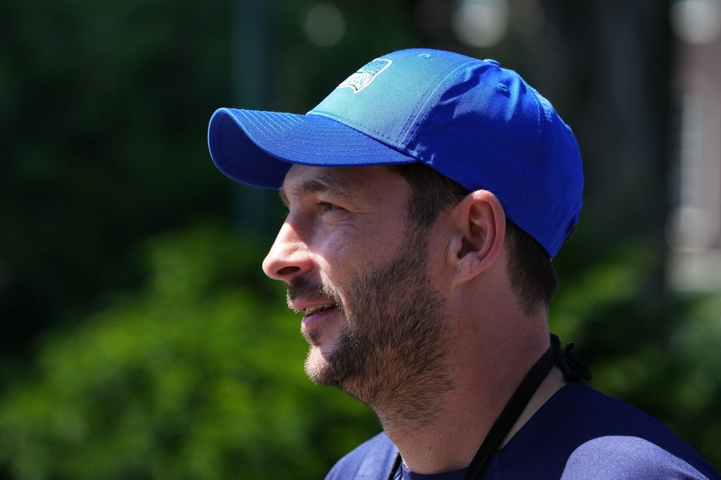 Sandro Schwarz, Cheftrainer von Hertha BSC, verfolgt eine Trainingseinheit.