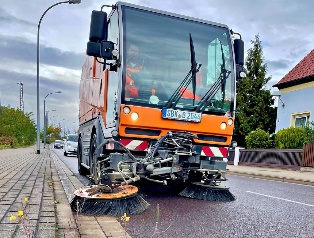 Gestern Vormittag in der Tischlestraße: Eine Kehrmaschine ist im Einsatz. Die Gebühren dafür werden ab 2023 steigen.