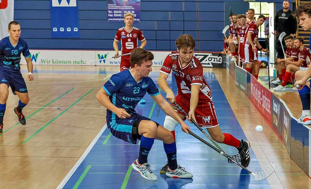 Die Herren des UHC Weißenfels (rote Trikots) setzten sich am Sonntag gegen den TV Schriesheim mit 7:5 durch.