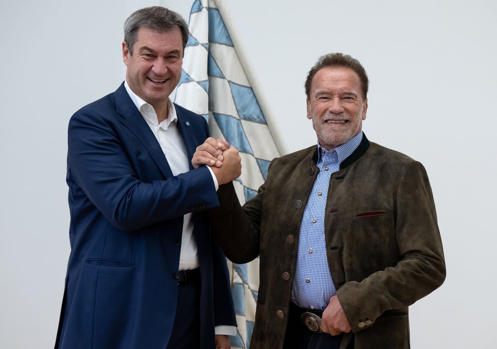 Markus Söder empfängt Arnold Schwarzenegger für die Verleihung des blauen Panthers.