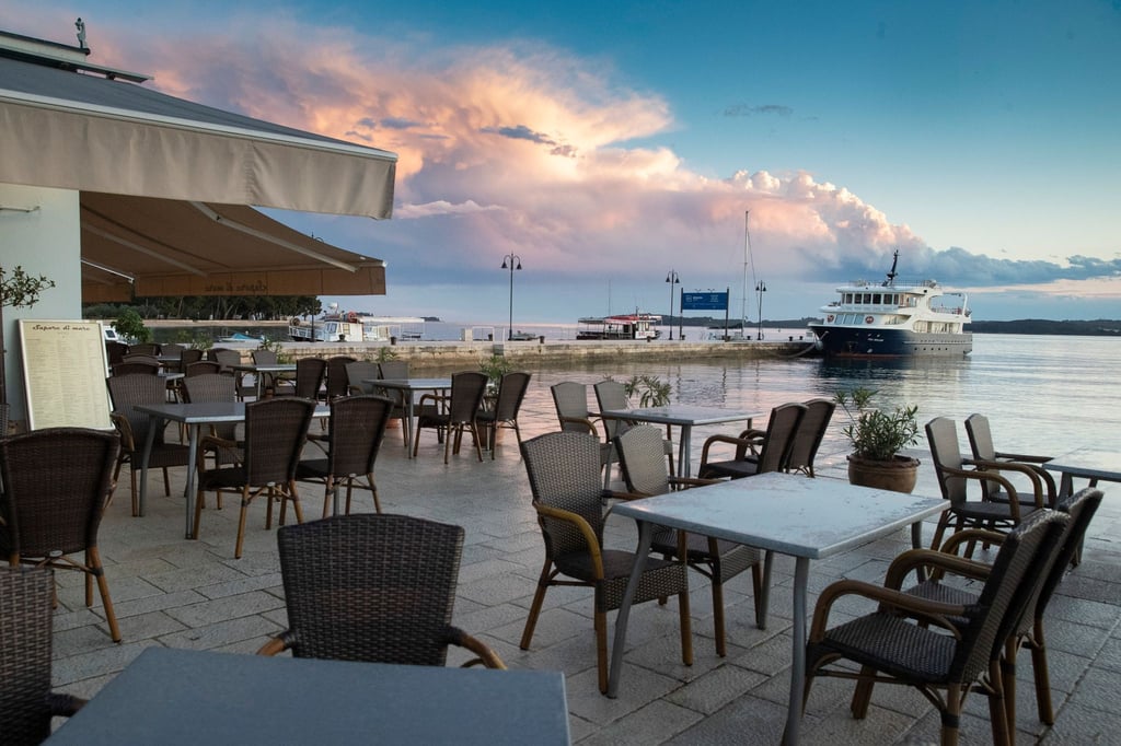 Ein Restaurant im Hafen von Fazana: Touristen sind für Kroatien eine wichtige Einnahmequelle.