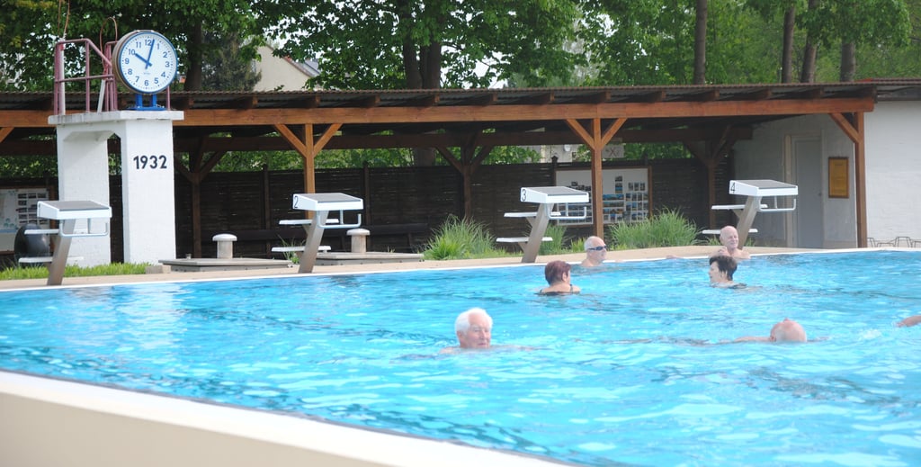 Die Meinung der Badegäste im Beetzendorfer Stölpenbad zur Kündigung des Dienstleistungsvertrages ist gespalten. Einige werfen dem bisherigen Schwimmmeister-Ehepaar unfreundliches Auftreten gegenüber Kindern und mangelnde Beckenaufsicht vor.