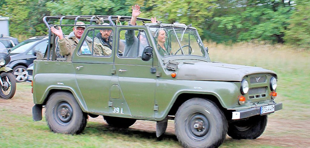 Ulrike Bösner, Matthias Müller, Nico Hildebrand aus Parchau und Niegripp fahren mit einem alten UAZ. Auch Jürgen Malchau aus Buch (hinten links), selbst Oldtimerfan, fuhr mit.