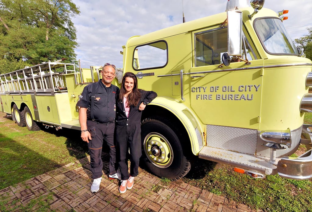 Bernd-Uwe und Anna Maria Obermayer stehen an dem Löschfahrzeug, dessen bis zu 26 Meter Höhe ausklappbarer Gelenkmast demontiert ist.