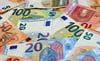 Eurobanknoten liegen auf einem Tisch.