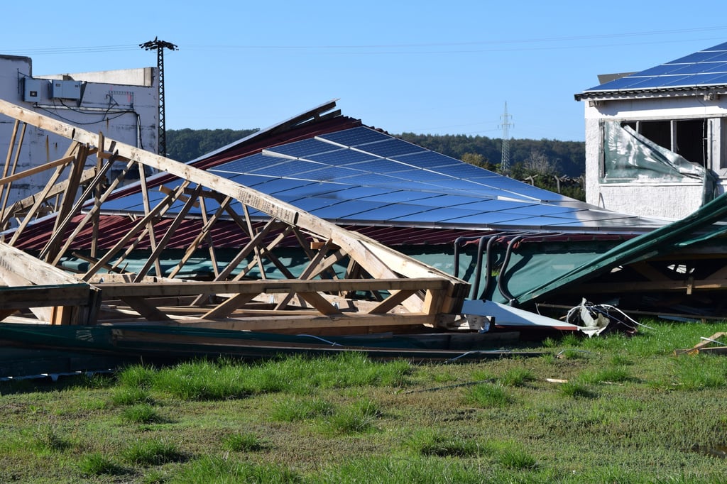 Vor ein paar Wochen hatte eine Windböe das Dach einer Lagerhalle der Siestedt Agrar GmbH komplett abgehoben. Seitdem liegt der Dachstuhl, auf dem Solar-Paneele montiert waren, zerstört daneben. Die Halle soll wieder hergerichtet werden.