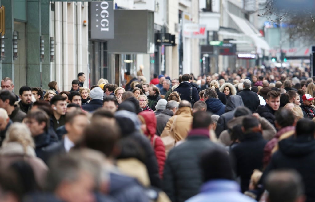 Dicht gedrängt laufen Menschen durch die Innenstadt: In Deutschland leben erstmals mehr als 84 Millionen Menschen.