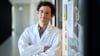 Molekularbiologe Emanuel Wyler steht vor dem Sicherheits-Labor vom Max-Delbrück-Centrum für molekulare Medizin in Berlin.