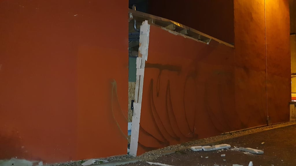 Durch die Wucht der Detonation wurden das Dach des Toilettentrakts abgesprengt und die Gebäudemauer nach Außen gedrückt.