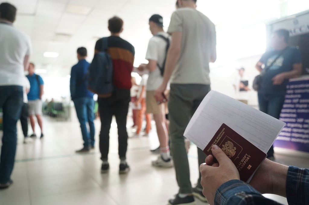 Russen warten in einem Behördenzentrum in Almaty, um eine persönliche Identifikationsnummer für Kasachstan zu erhalten.