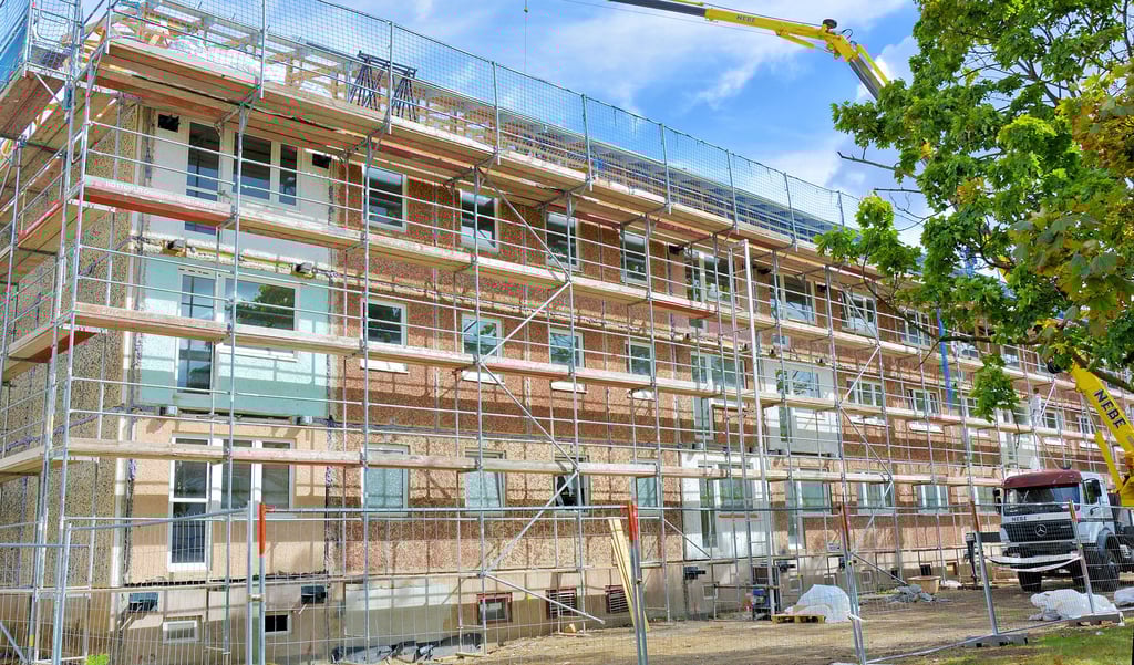 Der zu einem dreistöckigen Wohnhaus verkleinerte Wohnblock in der Eike-von-Repgow-Straße 1-3 Halberstadts bekommt einen neue Dämmung. Ein Weg, der HaWoGe-Mietern hilft, Energie zu sparen.