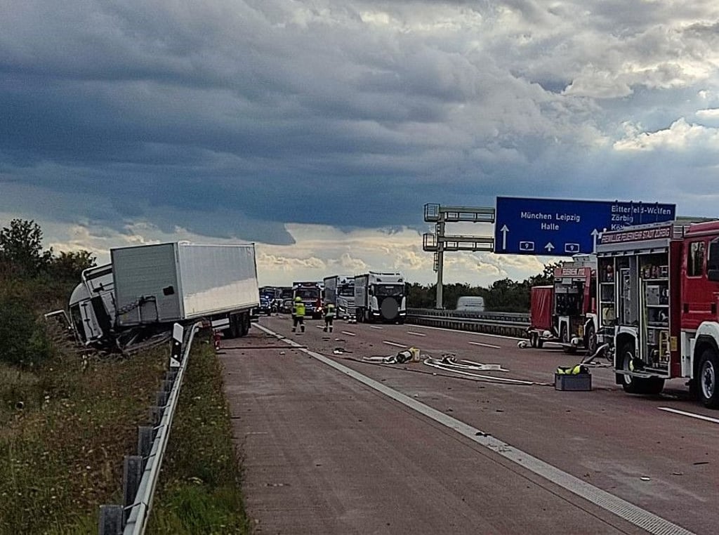 Bei dem Unfall wurde der Lkw-Fahrer eingeklemmt und musste durch die Feuerwehr befreit werden.